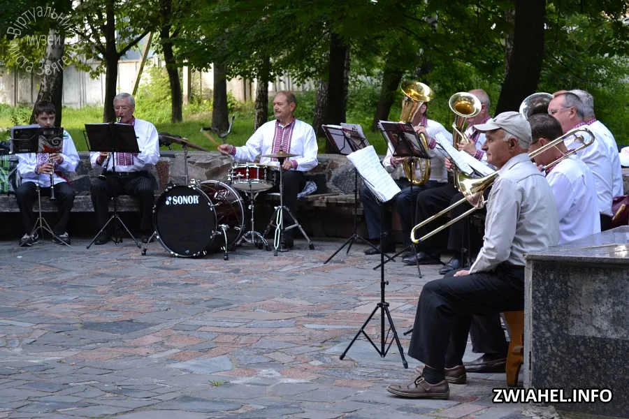Виступ муніципального духового оркестру у міському парку