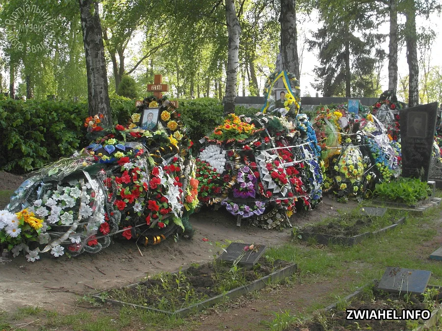 Могили загиблих в АТО на військово-меморіальному кладовищі
