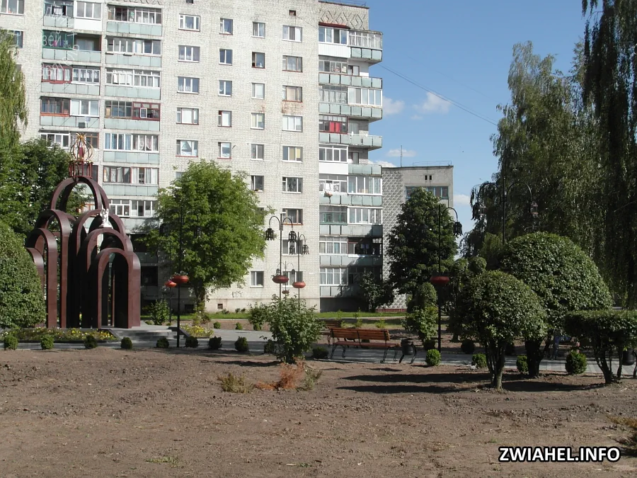 Сквер біля пам’ятного знаку жертвам Чорнобильської катастрофи