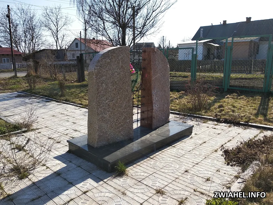 Пам’ятник на місці поховання розстріляних жителів міста та військовополонених біля в’язниці
