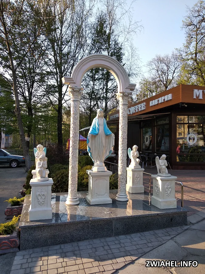 Статуя Божої матері біля міського парку