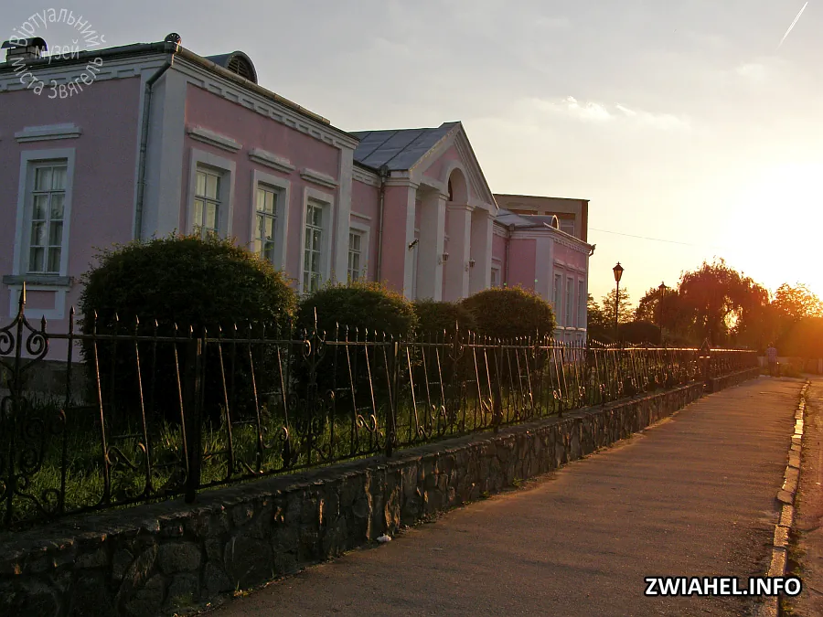 Музей родини Косачів на тлі заходу Сонця