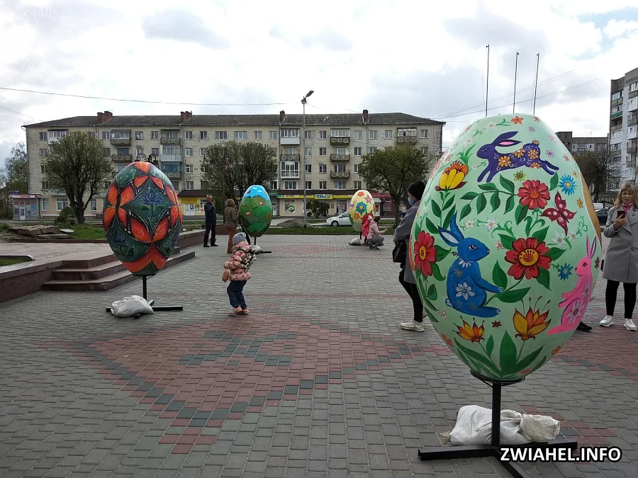 Великодні інсталяції на площі Лесі Українки
