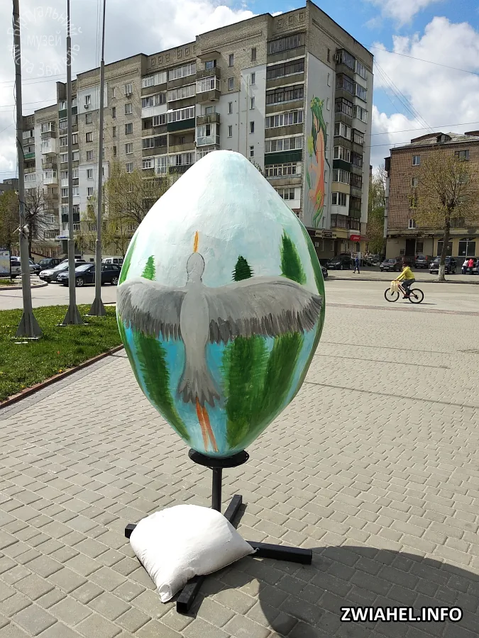 Великодні інсталяції на площі Лесі Українки