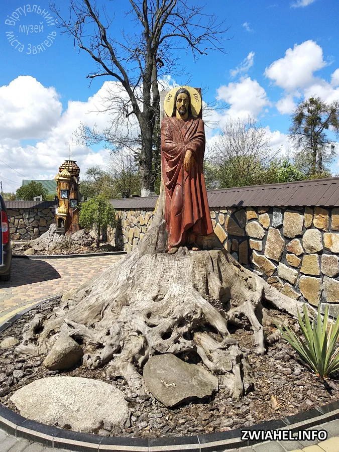 Дерев’яна скульптура біля цвинтаря