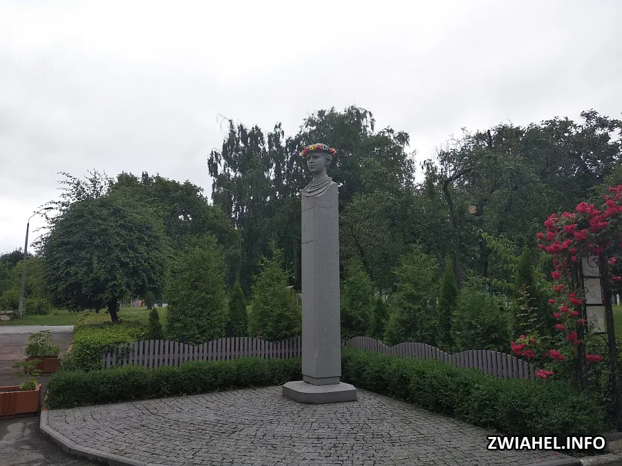 Пам’ятник Лесі Українці біля Гімназії (Ліцею №1)