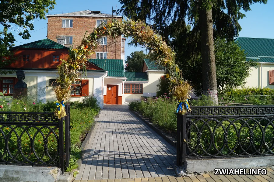 Святково прикрашений вхід до Музею Лесі Українки