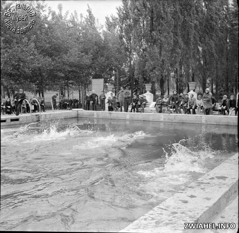 Змагання по плаванню в басейні у “Морському”