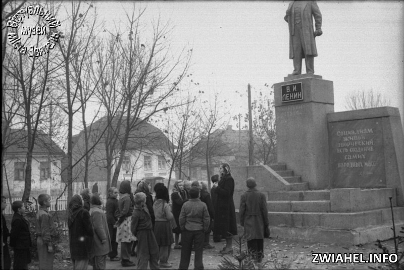 Біля пам’ятника Леніну