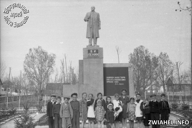 Біля пам’ятника Леніну