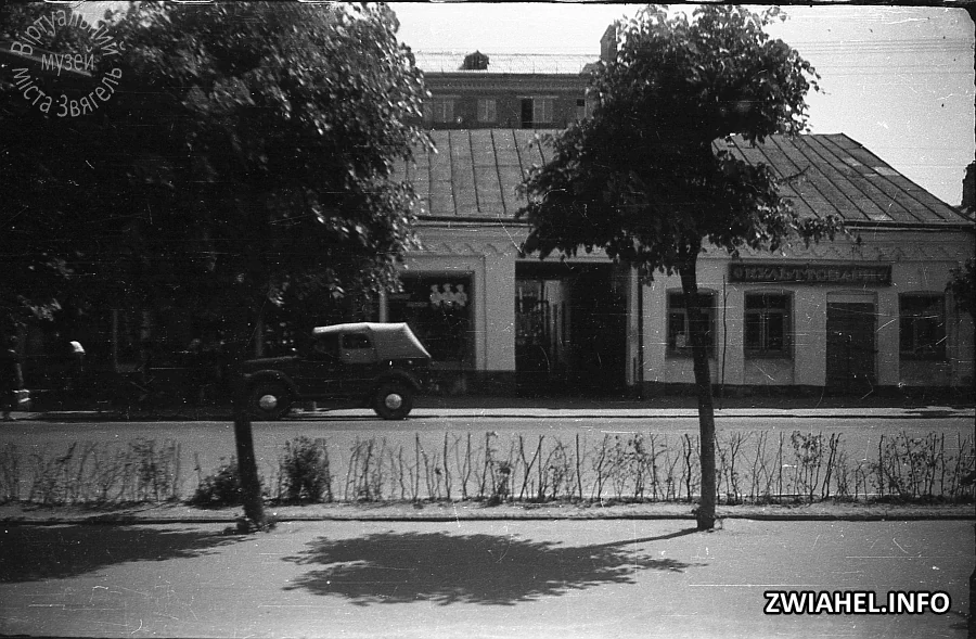Центральна площа міста: початок вулиці Леніна