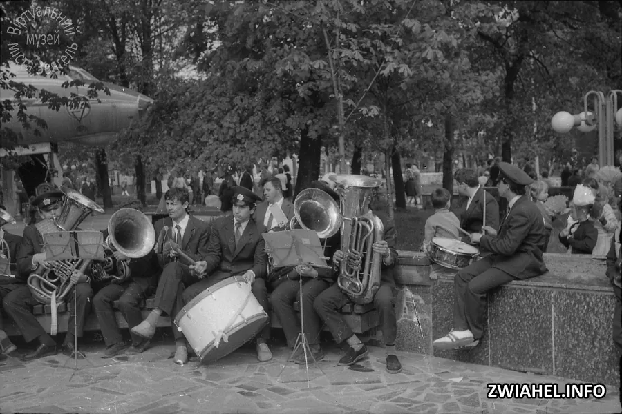 День Перемоги (?): оркестр у міському парку