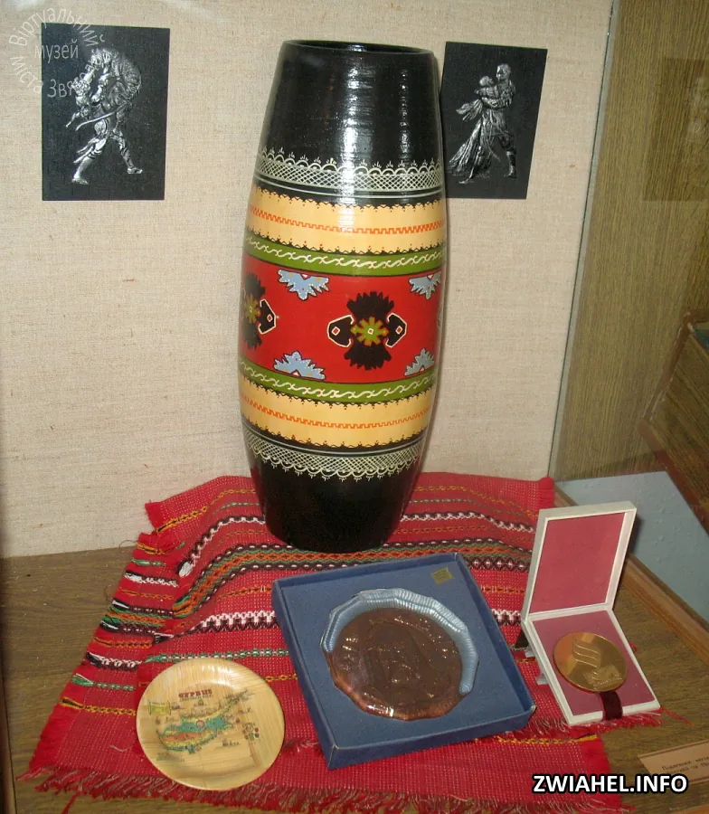 Музей Лесі Українки: зал 10 — сувенірна продукція, подарунки гостей музею та іноземних делегацій