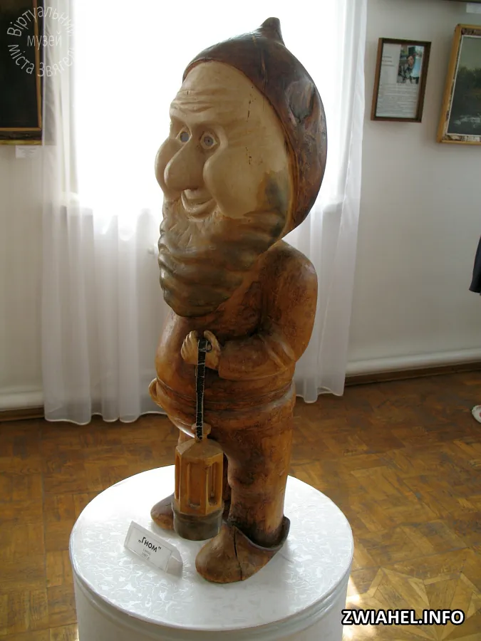 Музей родини Косачів: дерев’яна скульптура «Гном» (липа, 1987 рік)