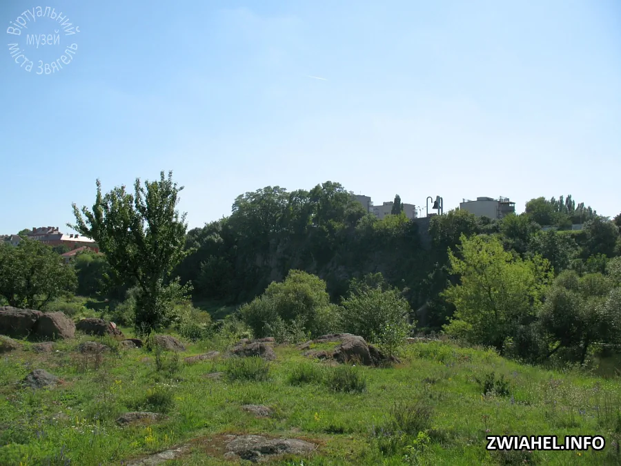 Вид на замковий пагорб з протилежного берега річки Случ