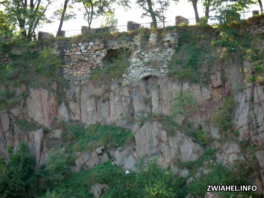 Замок: фрагмент стіни з боку Случі