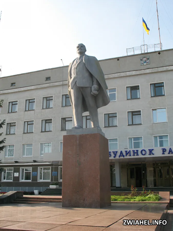 Пам’ятник Леніну біля Будинку Рад