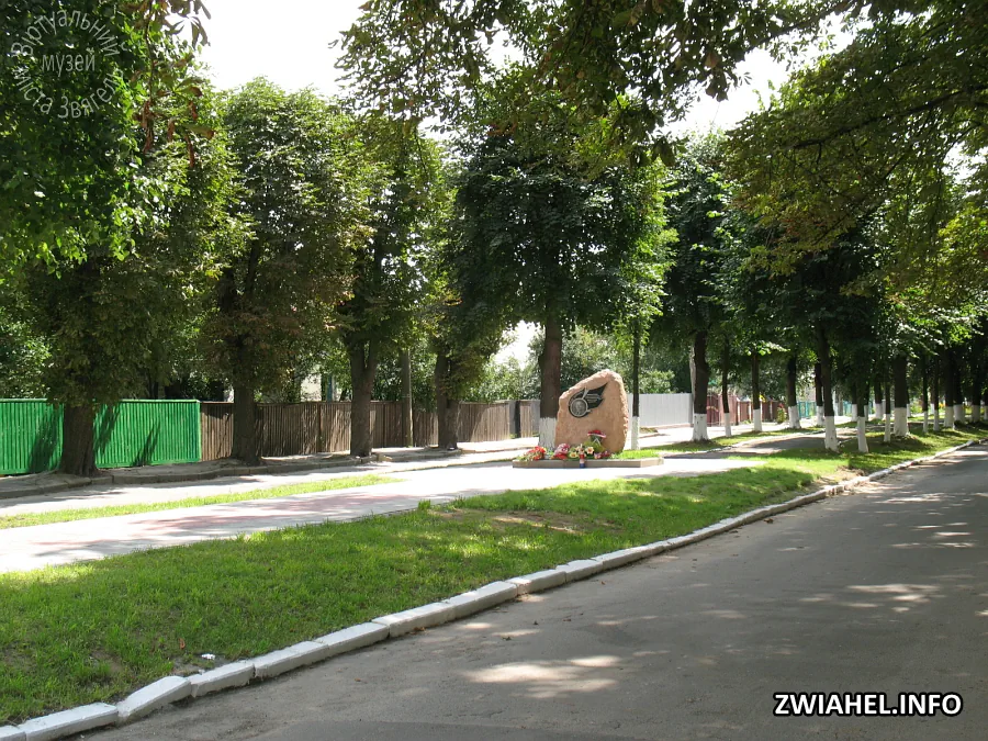 Пам’ятний знак на честь Бориса Шарварка: вид на бульвар, названий його іменем