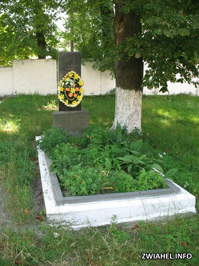 Могила 200 осіб, закатованих гітлеровцями (вул. Чехова)