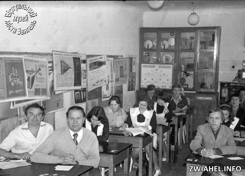 Школа 5: екзамен з фізики, ліворуч вчителі Євген Боровський та Казимір Галицький