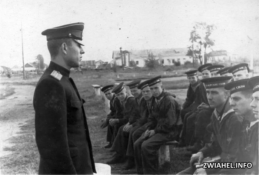 ВМАТУ: командир підрозділу Бісеров проводить заняття з курсантами по статутах Збройних сил