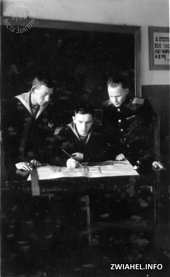 ВМАТУ: курсанти-креслярі Савченко та Крюков на консультації у старшого сержанта Сіліна