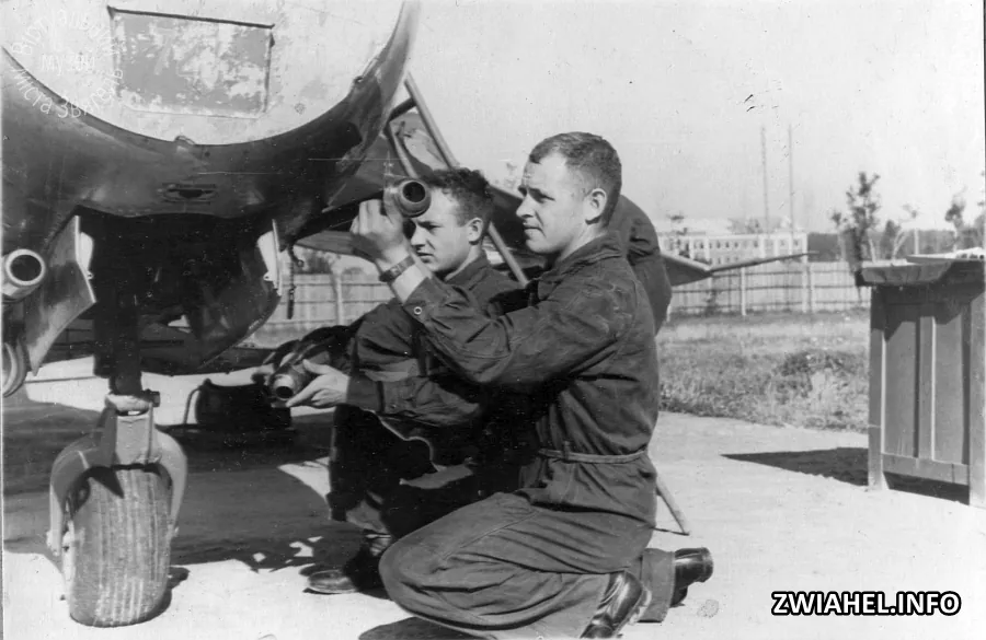 ВМАТУ: курсанти Єлісєєв та Кожин готують авіаозброєння до польоту